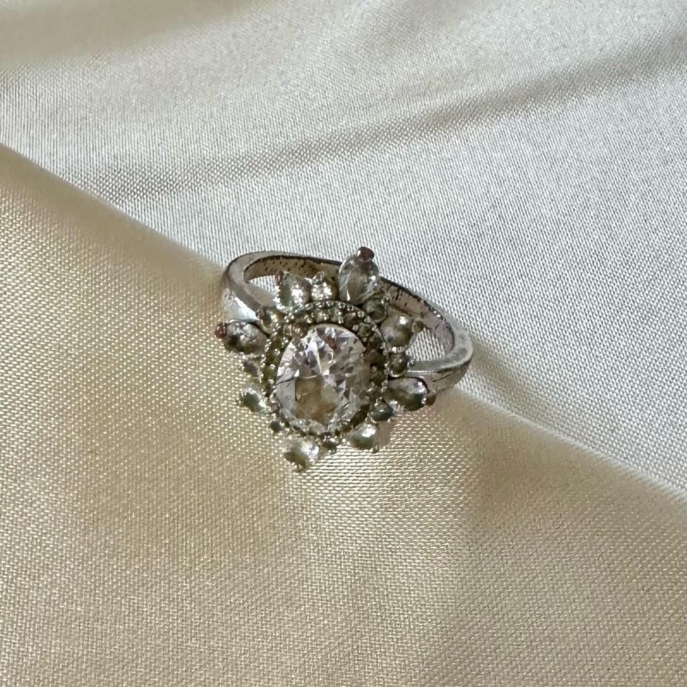Beautiful White Topaz And White Gold Ring - Picture 3 of 4